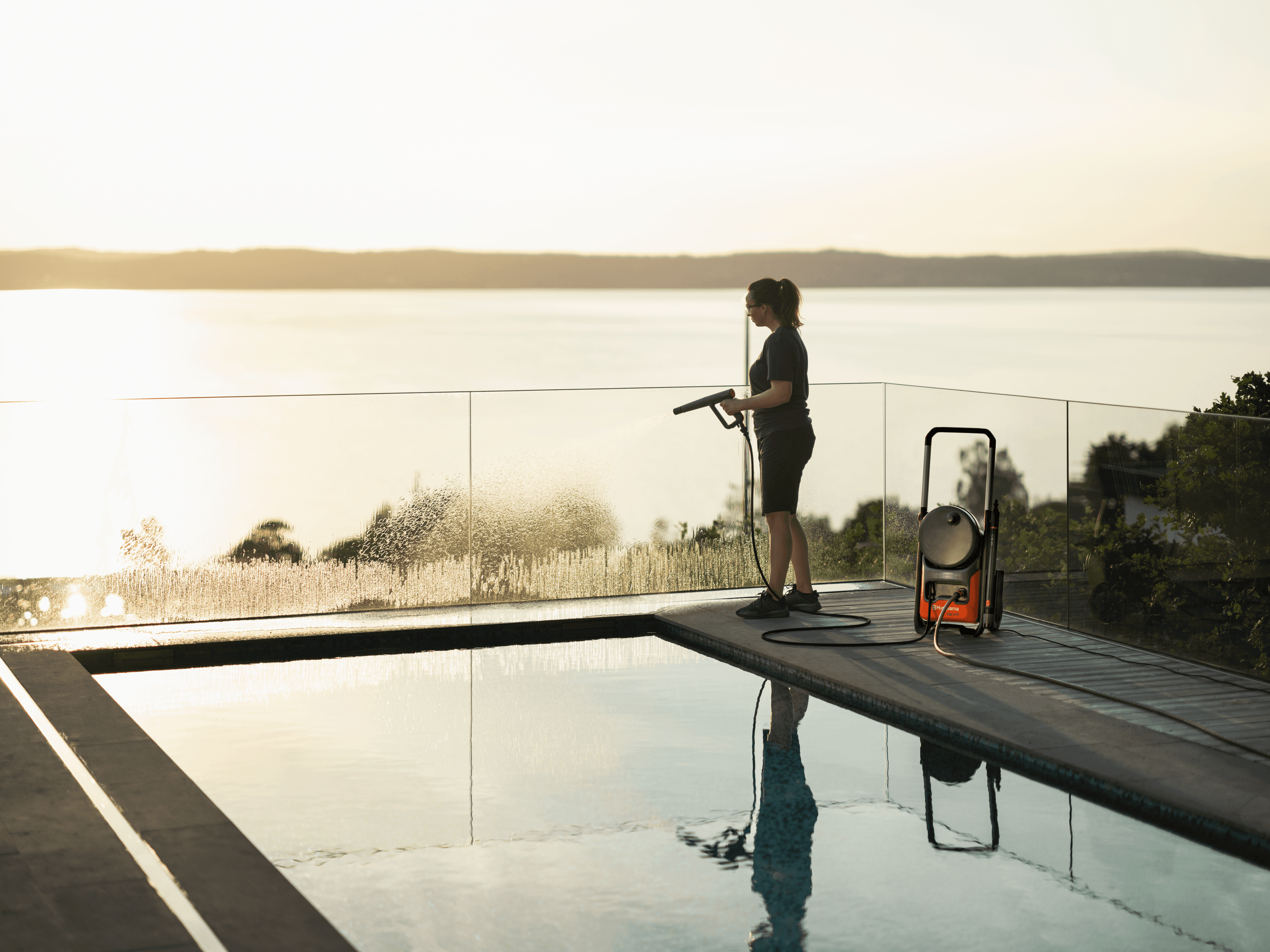 man wearing ppe with chainsaw